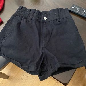 Black denim shorts / black. Two buttons, High waisted